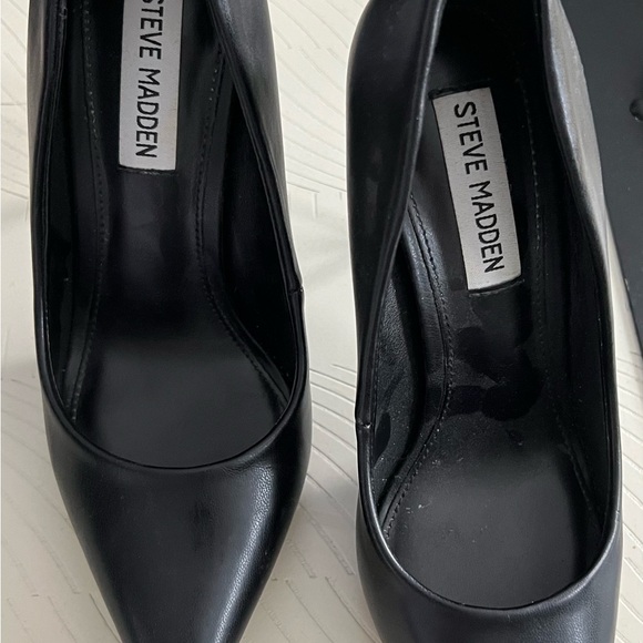 Steve Madden Classic Black Pointed Heels - Picture 2 of 5
